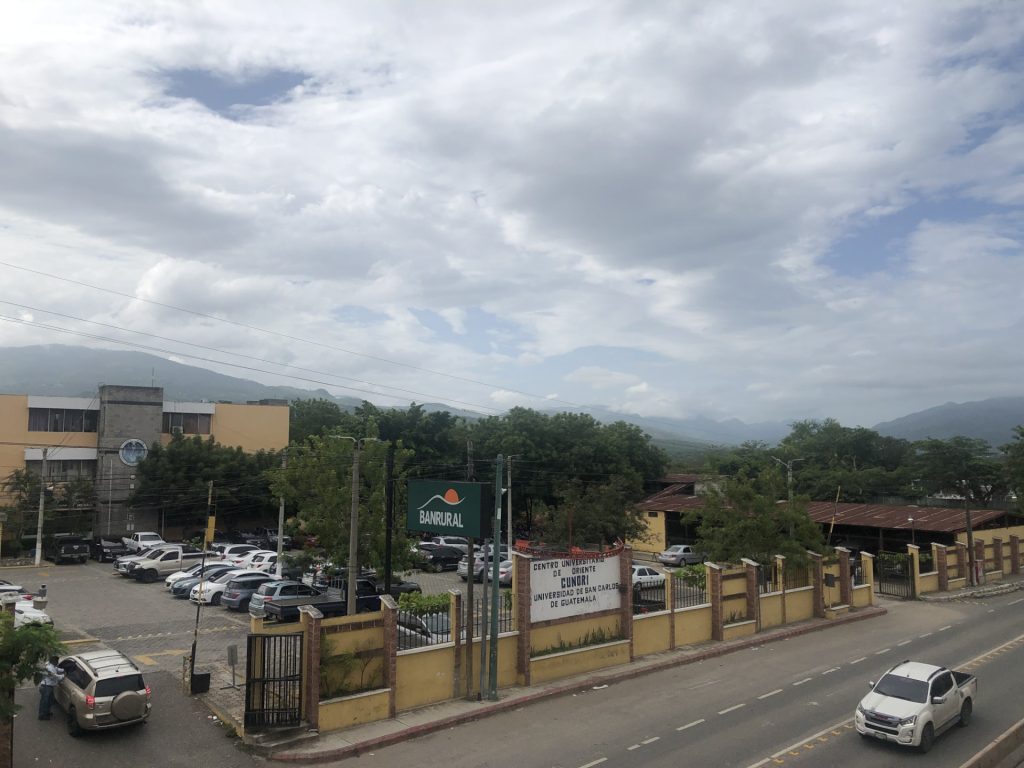 An overhead view of a building with a sign that says "Centro Universidad de Oriente CUNORI."